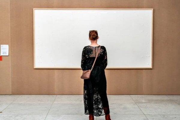 <p><span style="color:#000000"><strong>BBC'ye konuşan müze direktörü Lasse Andersson, "Yapılan, müzenin küratörlerini ayağa kaldırdı. Beni de biraz ayağa kaldırdı doğrusu ama aynı zamanda güldüm de. Çünkü çok nükteli" ifadelerini kullandı.</strong></span></p>