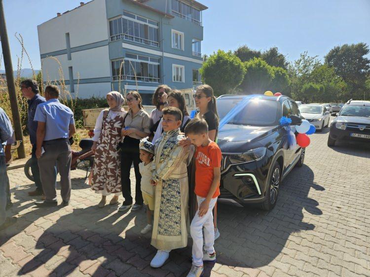 <p>Ardından Ömer Faruk Yaşar yakınlarının oluşturduğu konvoy eşliğinde Togg ile şehir turu attı.</p>