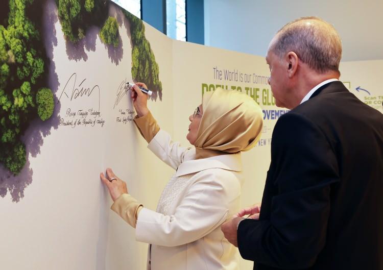 <p>Cumhurbaşkanı Erdoğan, iyi niyet beyanına ilişkin AA muhabirine yaptığı açıklamada, insanlığın geleceği adına önemli bir imza attıklarını belirterek "Sıfır Atık İyi Niyet Beyanı'nı imzalayarak, daha temiz, yeşil ve yaşanabilir bir dünya için tavrımızı ortaya koyduk." dedi.</p>