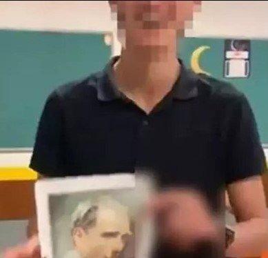 <p><strong>TARKAN'DAN HAFTALAR SONRA SÜPER YÜZSÜZLÜK<br />
17 yaşındaki liseli bir gencin Mustafa Kemal Atatürk'ün resmiyle uygunsuz hareketler yapmasının ardından konuşan Tarkan,</strong></p>