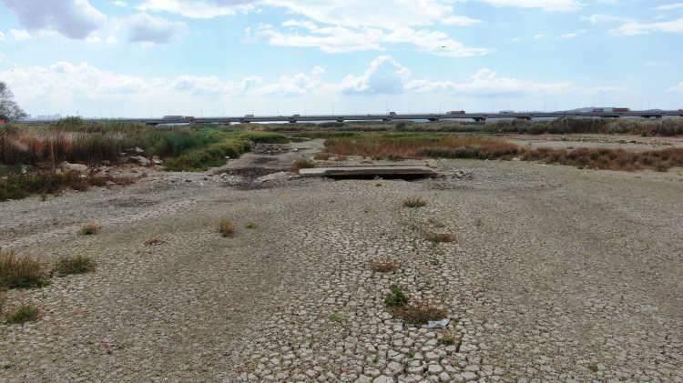 <p>İstanbul'un barajlarındaki yüzde 24.97 doluluk oranının 2014 yılından bu yana ölçülen en düşük değer olduğu belirtildi. Barajlardaki doluluk oranı geçen yıl bu tarihte 51.95, 2021 yılında ise yüzde 53.35 olarak ölçülmüştü.</p>
