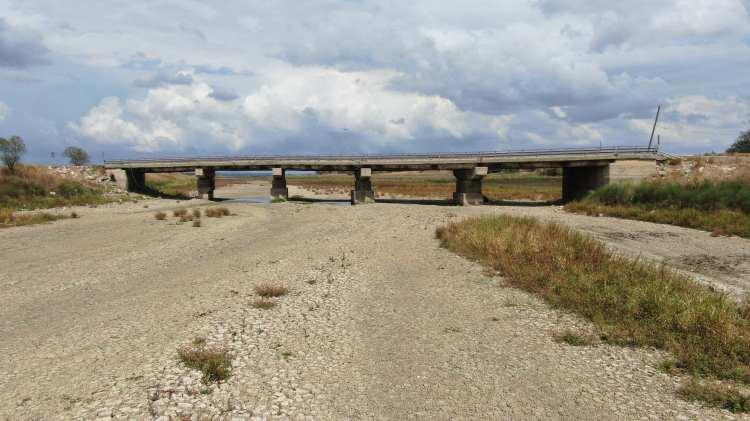 <p>Daha metrelerce derinlikte suyla dolu alanlar bugün çöle dönmüş durumda. Sertleşen toprakta artık kamyonetlerle bile gitmek mümkün. Büyükçekmece Baraj Gölü havzasını besleyen derelerde de durum farklı değil.</p>