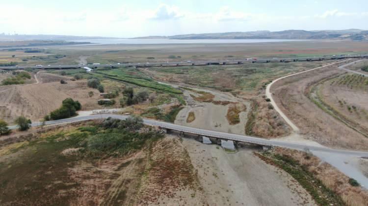 <p>Tamamen kuruyan bu dereler üzerine kurulan köprülerin altında artık su kalmadı. Daha önce balık tutulan alanlar tamamen kurudu. Büyükçekmece Baraj Gölü'nde su çekilmiş durumda. Su olan bölümlerde ise derinliğin oldukça düştüğü belirtiliyor.</p>
