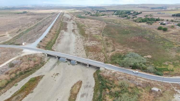 <p><strong>4 BARAJ YÜZDE 10'UN ALTINA İNDİ</strong></p>
<p><br />
<br />
İstanbul'un barajlarından 4'ünde doluluk oranı yüzde 10'un altına indi. Adeta kuruma noktasına gelen Papuçdere barajında doluluk oranı 2.81, Kazandere barajında yüzde 4.8, Büyükçekmece barajında yüzde 4.83, Sazlıdere barajında ise 9.88 ölçüldü. İstanbul'un en dolu barajı ise yüzde 54.68 ile Ömerli barajı oldu.</p>