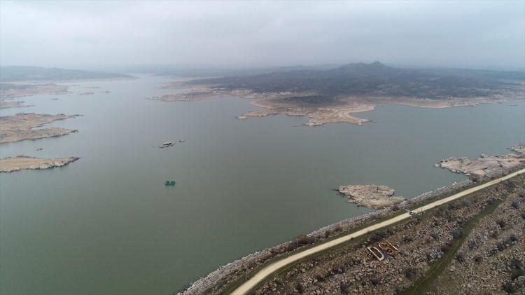 <div>Barajlarda en az yüzeysel küçülme yüzde 0,2 ile Ömerli ve yüzde 4,6 ile Darlık'ta meydana geldi.</div>
<div> </div>
<div>Çalışmada, bir önceki yıla göre 9 barajda toplam 17 kilometrekarelik alanda küçülme olduğu belirlendi.</div>