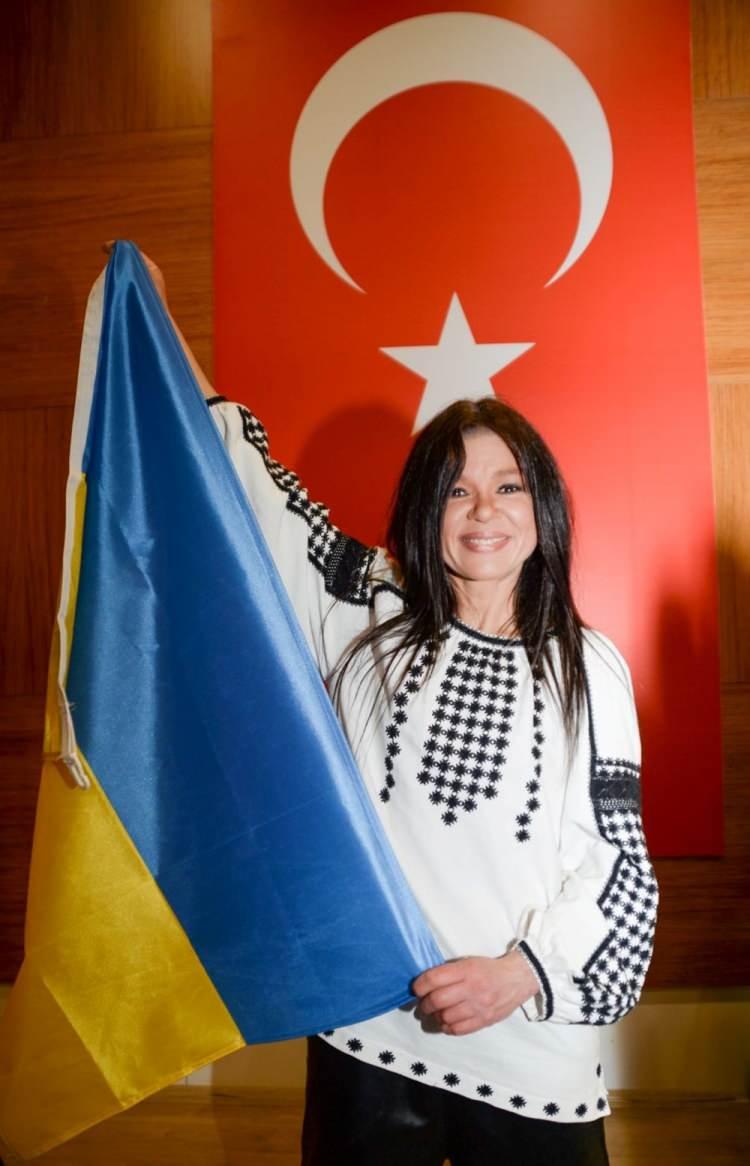 <p><span style="color:#FF0000"><strong>"SİZ BİZE SADECE BAYRAKTAR VERMEDİNİZ, BİZE GÜÇ KATTINIZ"</strong></span></p>
<p><span style="color:#000000"><strong>Ukrayna'daki yıkıcı savaş döneminde Türkiye'nin kendilerine gösterdiği destekten dolayı çok mutlu olduğunu ifade eden ünlü sanatçı, Türkiye'den gelen İnsansız Hava Aracı'nın kendilerine güç kattığının altını çizerek şöyle konuştu:</strong></span></p>
<p><span style="color:#000000"><strong>"Korkunç günü hatırlıyorum. Sabah 05.00'da füzeler evimizin üzerinden geçmeye başladı. Kaçacak bir yer yoktu, etraf ateş içindeydi. Tek bir karar aldık; sığınmayacağız, direneceğiz.</strong></span></p>