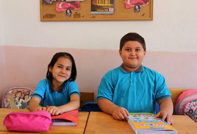 <p>Isparta'da ilkokul 2'nci sınıf öğrencisi Ayşenil Kaya (7) ile dayısı Uğur Arslantürk (8) aynı sınıfta okuyor. Aynı sırayı paylaşan dayı- yeğen, okula birlikte gelip gidiyor.</p>
