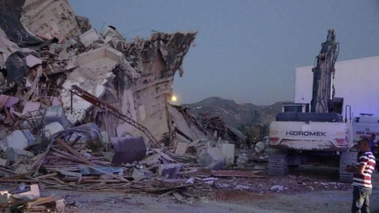 <p>Hatay’da ekiplerin yıkım çalışmasını yürüttüğü 8 katlı ağır hasarlı bina iş makinesinin üzerine devrildi, olayda operatör hayatını kaybetti.</p>
