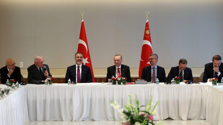 <p>"Türkiye, tepkisini en net biçimde ortaya koydu"</p>

<p>İslam düşmanlığı ile dini kutsallara yönelik saldırıların vahim bir noktaya geldiğine dikkati çeken Cumhurbaşkanı Erdoğan, şunları ifade etti:</p>

<p>"Irkçılık, yabancı karşıtlığı ve bu temelde işlenen ancak kimi ülkelerde ifade özgürlüğü öne sürülerek müsamaha gösterilen nefret suçları, hepimiz için büyük bir tehdide dönüşmektedir. Daha fazla vakit kaybedilmeden bu konuda harekete geçilmesi gerekiyor. Diğer türlü, kışkırtmalar çoğaldıkça farklı inanç grupları arasında üzüntü verici olayların yaşanma ihtimali de artmaktadır. İnsanların barış içinde yaşama iradesini dinamitleyen bu tür eylemler karşısında Türkiye, tepkisini en net biçimde ortaya koymuştur. Bundan sonra da hukuk ve demokrasi zemininde tepkimizi göstereceğiz. Bu konuda uluslararası alanda farkındalık oluşturma noktasında sizlere de görev düştüğüne inanıyorum."</p>
