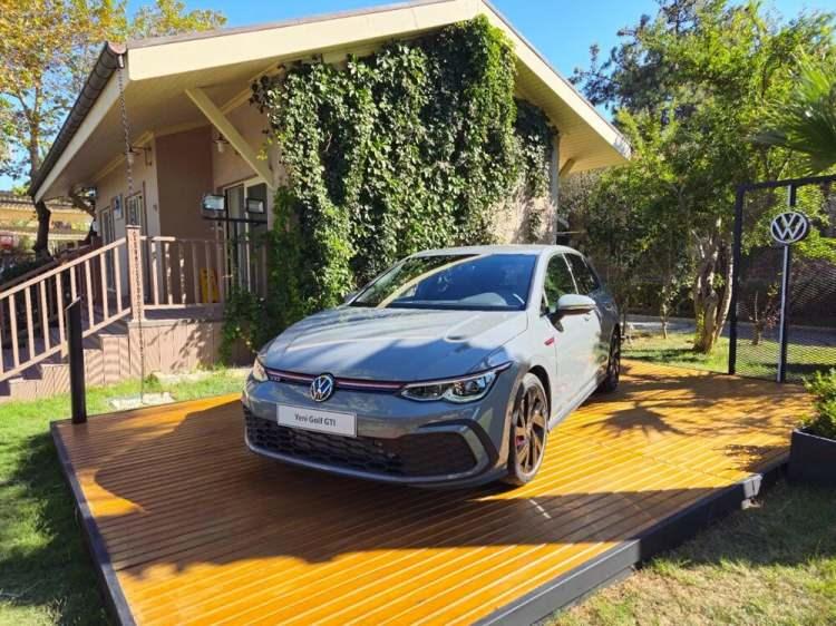 <p>Yeni elektro-hidrolik diferansiyel kilidi virajın dış tarafında bulunan tekerleğe aktarılan gücü arttırarak önden kopma (understeering) limitini üst seviyelere çıkarıyor.</p>