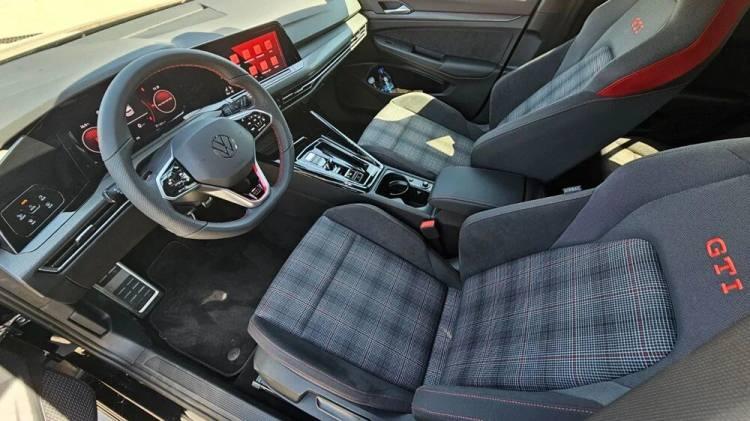 <p><strong>DİJİTAL VE SPORTİF İÇ MEKAN</strong></p>
<p> </p>
<p>İç mekanda öne çıkan özellikler arasında, birinci nesil Golf GTI’yı anımsatan ekose tarzda “Scalepaper” kumaşa sahip spor koltuklar ve kırmızı dikişler göze çarpıyor.</p>