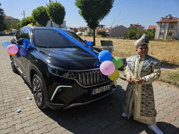 <p>Yaşar'ın yanı sıra düğüne gelen misafirler de yerli ve milli araca yoğun ilgi gösterdi.</p>