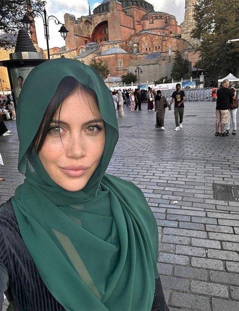 <p><span style="color:#FF0000"><strong>AYASOFYA CAMİİ'Nİ ZİYARET ETTİ</strong></span></p>

<p><span style="color:#000000"><strong>Şimdi de soluğu Ayasofya'da alan &uuml;nl&uuml; isim, kız kardeşi Zaira Nara ile birlikte Ayasofya-i Kebir Cami-i Şerifi'ni ziyaret etti.</strong></span></p>
