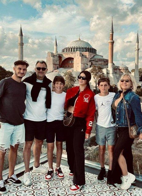 <p><span style="color:#000000"><strong>T&uuml;rkiye'de huzurlu bir yaşam s&uuml;rd&uuml;ren Arjantinli golc&uuml;n&uuml;n eşi Wanda Nara, ge&ccedil;tiğimiz hafta Arjantin&rsquo;den gelen ailesine İstanbul'u gezdirdi.&nbsp;</strong></span></p>
