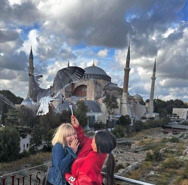 <p><span style="color:#000000"><strong>Galatasaray taraftarının "Yenge" diye hitap ettiği Nara, o anları sosyal medya hesabından takip&ccedil;ileriyle paylaşmayı ihmal etmedi.</strong></span></p>
