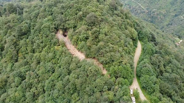 <p>Trabzon'da, kaçak define arayan kişiler, ormana iş makinesiyle girip, 100 metre uzunluğunda yol ile 8 metre genişliğinde ve 5 metre derinliğinde çukur açtı. </p>

