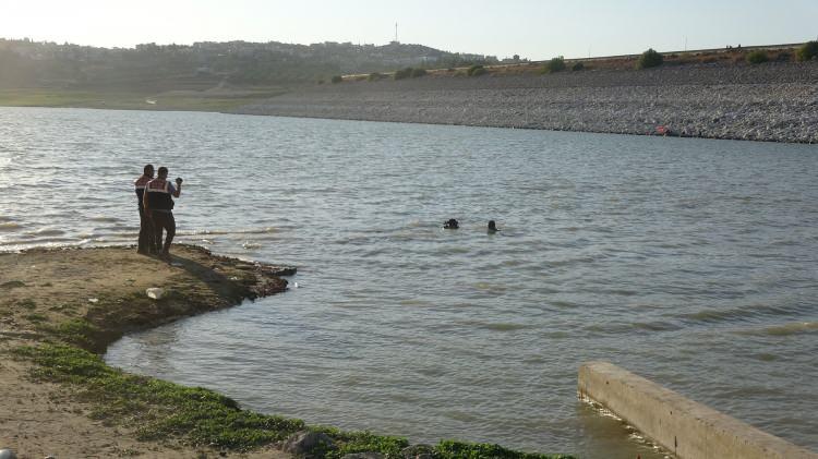 <p>Suriye uyruklu oldukları belirlenen 14 ve 16 yaşındaki 2 çocuk, serinlemek için Yarseli Baraj Gölü'ne girdi.</p>

<p> </p>
