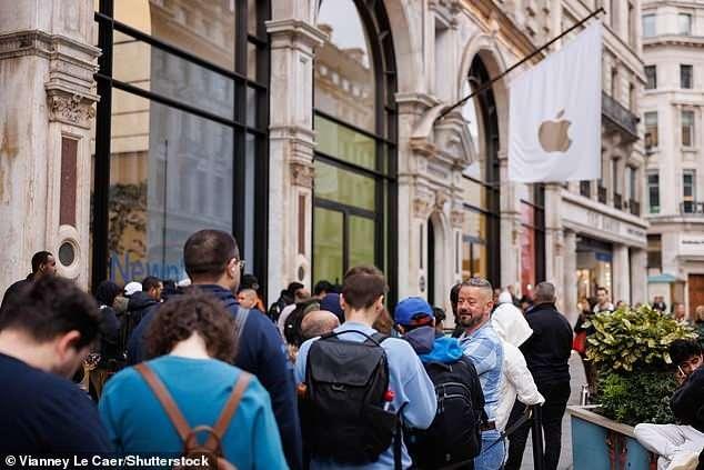 <p><strong>LONDRA</strong></p>

<p> </p>

<p>Halk Regent Street'teki Apple mağazasında toplandı.</p>
