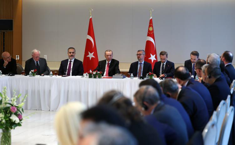 <p>Rusya-Ukrayna Savaşı'nın adil barışla sonuçlanmasına yönelik arabuluculuk, kolaylaştırıcılık çabalarının devam ettiğini kaydeden Cumhurbaşkanı Erdoğan, "Birleşmiş Milletlerle işbirliği içinde hayata geçirdiğimiz Karadeniz Girişimi, 33 milyon ton tahılın boğazlardan sevkiyatını sağlayarak gıda krizinin kötüleşmesine engel oldu. Esir takasları ve İstanbul süreciyle savaş ortamında bile tarafları bir araya getirmeyi başardık. Rusya ile Ukrayna arasında adil ve kalıcı bir barışın tesisi için diyalog ve diplomasiye öncelik vermeyi sürdüreceğiz." dedi.</p>