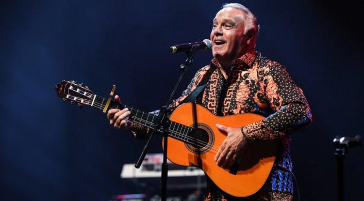 <p><span style="color:#B22222"><em><strong>Bugüne dek birçok hit parçaya imza atan dünyaca ünlü müzik grubu Gipsy Kings, Türk hayranları için soluğu İstanbul'da aldı. Müzikal bir şölenin yaşandığı konser öncesi açıklamalarda bulunan grubun solisti Andre Reyes, "Türk dinleyicisini çok seviyoruz, onlar da bizi çok seviyor. Türk dinleyicisine çok yakınız" dedi.</strong></em></span></p>