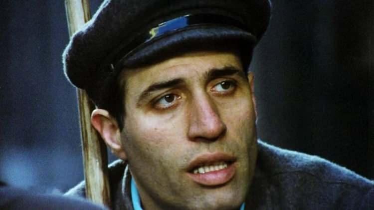 <p><strong>Mahkemeye verilen dava dilekçesinde, Kemal Sunal'ın 1970 ve 1990'lı yıllarda rol aldığı 45 filminin, sinema gösterimi dışında yıllarca çeşitli televizyon kanallarına ve birçok dijital kanala satıldığı, bu filmlerin sayısız kez yayınlandığı belirtilerek filmlerin yayınlanmasına ilişkin 3 ayrı firmadan 'telif hakkı' talep edildi. Dilekçede davalı şirketin ciddi maddi gelir elde ettiği halde mirasçılarına herhangi bir telif ödenmediği belirtti.</strong></p>