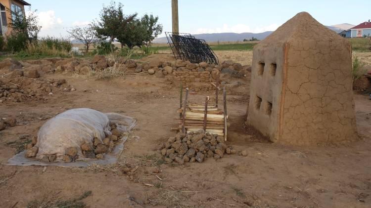 <p>Daha sonra çakıl getirip içine doldurduktan sonra üzerini çamurla sıvadık. 2 gün kurumasını bekledik. Taş getirip duvar, pencere ve kapılarını yaptık. 2 gün kurumasını bekledik sonra evlerin çatılarını yaptık.</p>
