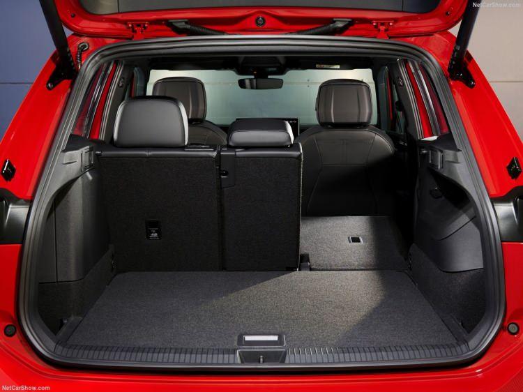 <p>Bütün Tiguan'larda markanın en son IQ.Light HD matrix LED farlarına yer verildiğini açıklayan Volkswagen, nesil değişimi ile birlikte otomobilin boyut artışı yaşadığını da aktardı.</p>
<p> </p>