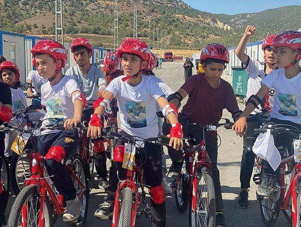 <p><span style="color:#000000"><strong>Kahramanmaraş, Hatay, Malatya, Diyarbakır'dan gelen çocuklara unutulmaz bir gün yaşatan ekip, çocuklara 100 bisiklet hediye etti ve bisiklet yarışı yapıldı.</strong></span></p>