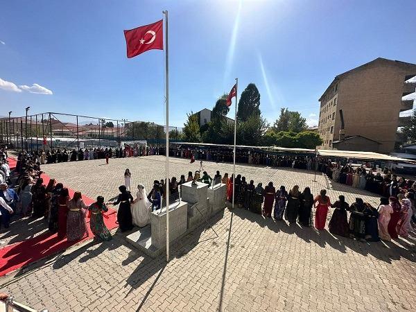 <p><span style="color:#B22222"><strong>KİLOLARCA ALTIN TAKILDI</strong></span></p>
<p><strong>Okulun bahçesinde misafirlerin düğüne halaya durmasıyla adeta bahçede yer kalmazken, Yüksekova’da gerçekleştirilen 2 günlük düğüne yurt içinin yanı sıra İran, Irak ve farklı ülkelerden katılım olurken, damada 3 milyon TL, geline ise 2 kilo altın takıldı.</strong></p>