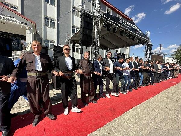 <p><strong>İki günlük boyunca düğünlerinin güzel geçtiğini belirten gelin Berivan Akbaş, <span style="color:#B22222">“Düğünümüz çok güzel geçiyor.</span></strong></p>
<p> </p>