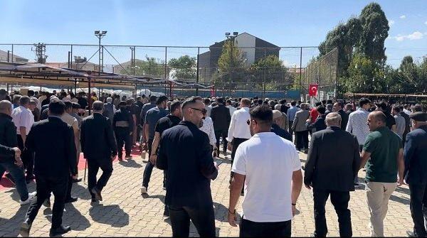 <p><strong><span style="color:#B22222">Dün kız tarafı, bugün ise erkek tarafı oldu. Çok mutluyum, Allah herkese nasip eylesin bu duyguları. Düğünümüze Irak, İran her yerden katılanlar oldu. Bizi bu güzel günümüzde yalnız bırakmayan herkese teşekkür ediyorum”</span> dedi. </strong></p>
<p> </p>