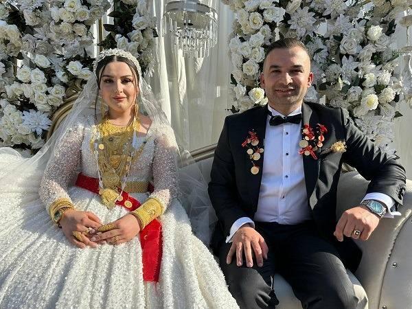 <p><strong><span style="color:#B22222">Bizleri bu güzel günümüzde yalnız bırakmayan tüm misafirlerimize teşekkür ediyoruz. Düğünümüze 5 bin misafirimiz geldi. Allah bu güzel anıları herkese nasip eylesin”</span> ifadelerini kullandı.</strong></p>
<p> </p>