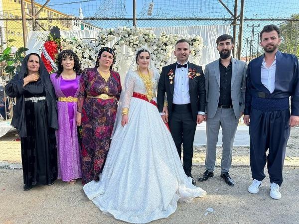 <p><strong>Düğün sağdıçlığını yapan Pinyanişi Aşiret Lideri Ali İhsan Zeydan ise, <span style="color:#B22222">“Düğünümüz baya kalabalık geçiyor.</span></strong></p>
<p> </p>