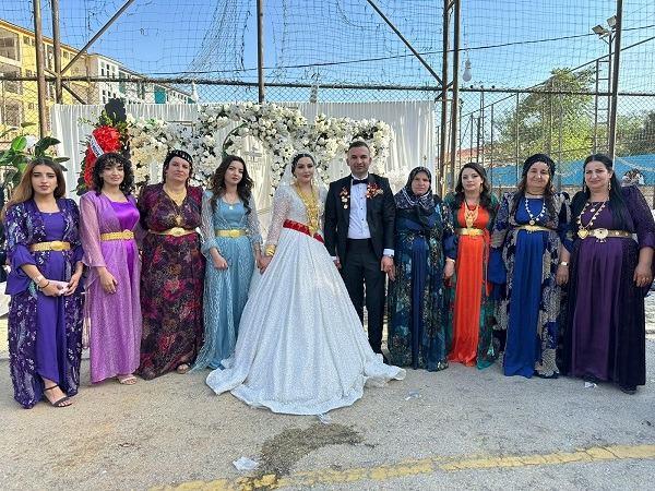 <p><strong><span style="color:#B22222">Hemen her yerde misafirlerimiz geldi. Biz de düğünümüzü kültürümüze uygun bir şekilde yaptık. Allah tüm gençlere bu günleri nasip eylesin. Bizim düğünümüze iştirak edip gelen herkese çok teşekkür ediyorum”</span> şeklinde konuştu.</strong></p>