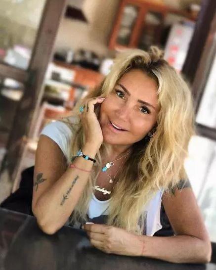 <p><span style="color:#800000"><strong>"60 OLDUM AMA RUHUM HÂLÂ ERGEN"</strong></span></p>

<p>60 yaşında olmanın hissettirdiklerinden bahseden Evcimik; "60 oldum ama ruhum hâlâ ergen. Böyle olmasından da aşırı memnunum." şeklinde konuştu. </p>
