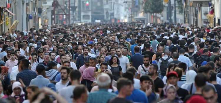 <p><span style="color:#B22222"><strong>TÜİK tarafından açıklanan verilerle birlikte 2023'te Türkiye'nin genel nüfusu 85 milyon 279 bin 553 kişiden oluşuyor. Elde edilen bilgiye göre yıllar önce nüfus dağılımı daha azdı. Şehirlerde nüfus bu kadar fazla değildi. Nüfus seneler içinde artsa da 1935 yılında bütün illerde yapılan nüfusun farkı merak konusu oldu. İşte gündem olan 1935 yılında Türkiye'nin il il rakamlar listesi..</strong>.</span></p>
<p> </p>
