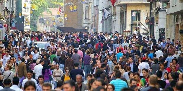 <p><span style="color:#B22222"><strong>1935 yılında Türkiye nüfusu 16.200.694'tü ve bunların 7,974,225'sı erkek, 8,226,468'i kadındı.</strong></span></p>
<p> </p>