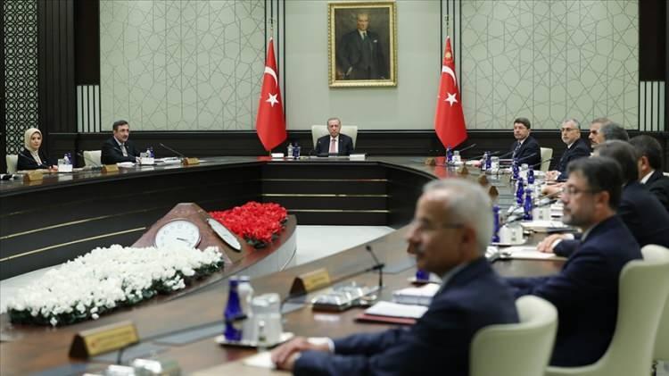 <p>Cumhurbaşkanı Erdoğan, kabine toplantısının ardından yaptığı açıklamada, üniversite öğrencilerine verilecek cep telefonu ve bilgisayar desteğinin detaylarını duyurmuştu. Vergisiz cep telefonu düzenlemesinde yeni detaylar ortaya çıktı.</p>
