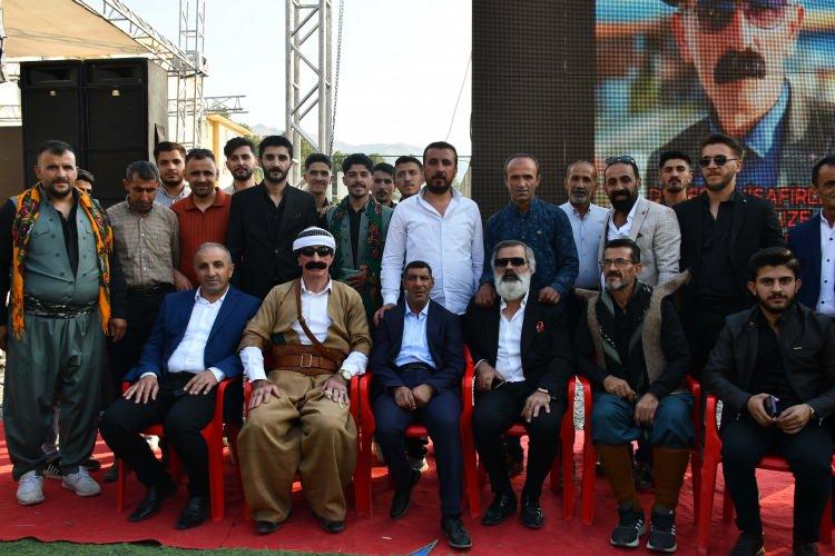 <p>İlçe Belediye Başkanı Habip Aşan da, düğünün sosyal bir aktiviteye dönüştüğünü ifade ederek, “Gelen herkese ayrı ayrı teşekkür ediyorum. Bu düğün aynı zamanda sosyal bir aktivite de oldu. İnsanlar arasında bu uyumlu havayı da gözler önüne serdi. Bunun için çok mutluyuz. Herkese teşekkür ediyorum, genç çiftlerimize mutluluklar diliyorum” diye konuştu.</p>
