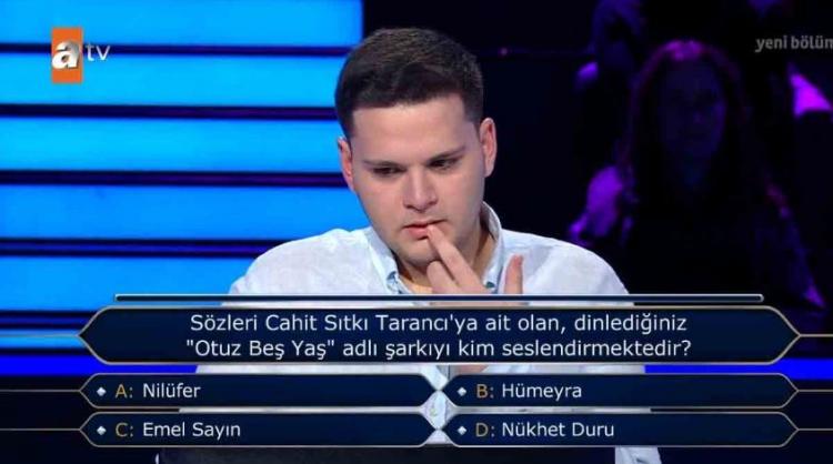 <p><strong>ATV ekranlarında ünlü sunucu Kenan İmirzalıoğlu'nun sunumuyla izleyici ile buluşan "Kim Milyoner Olmak İster" hız kaybetmeden yeni yarışmacıları ile devam ediyor.</strong></p>

<p> </p>
