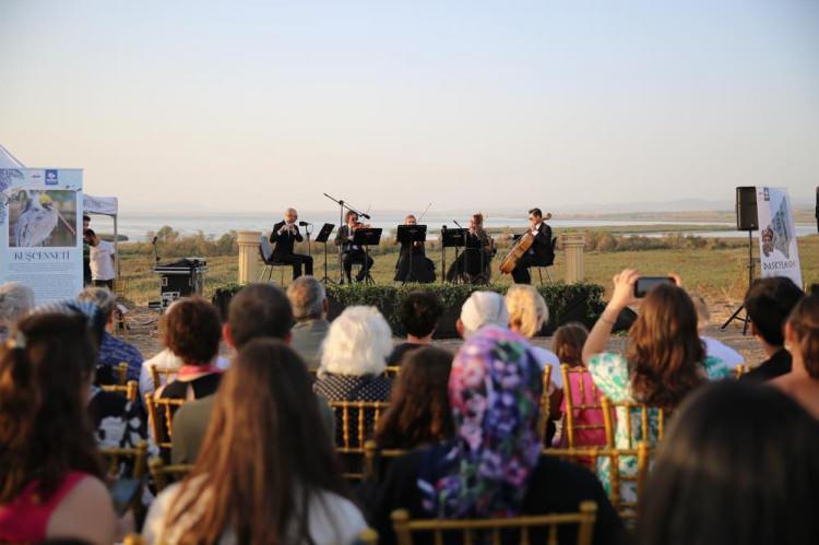 <p>Çok sayıda katılım sağlanan gösteri oldukça beğeni görürken, "Canlı Heykel" performansı ilgi çekti. Sanatseverler de fotoğraf çektirmek için sıraya girdi.</p>
