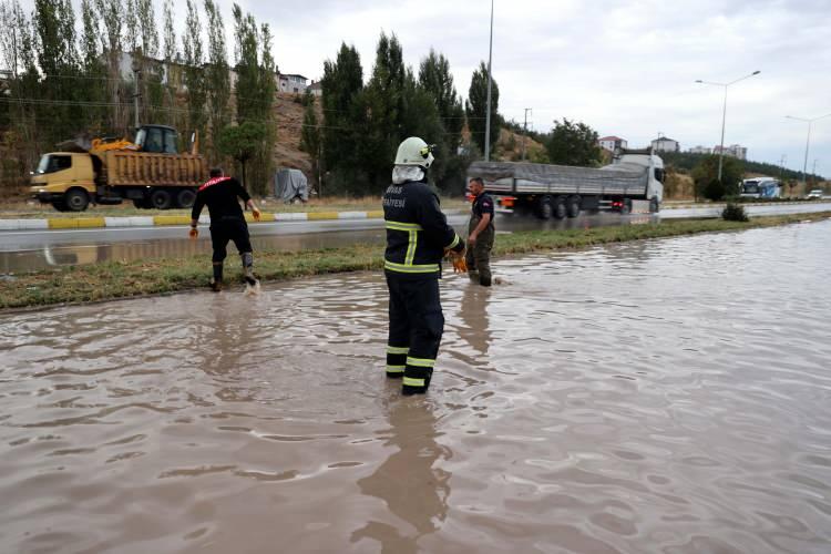 <p>Sivas Belediyesinin sosyal medya hesabından yapılan paylaşımda, "Son zamanların en şiddetli yağışlarından birinin yaşandığı ilimizde, yağmurdan olumsuz yönde etkilenen hemşehrimize geçmiş olsun dileklerimizi iletiyoruz. Tüm ekiplerimizle birlikte şehrimizin dört bir yanında olumsuzlukları gidermek adına hummalı bir şekilde çalışmalarımızı sürdürüyoruz." ifadelerine yer verildi.</p>