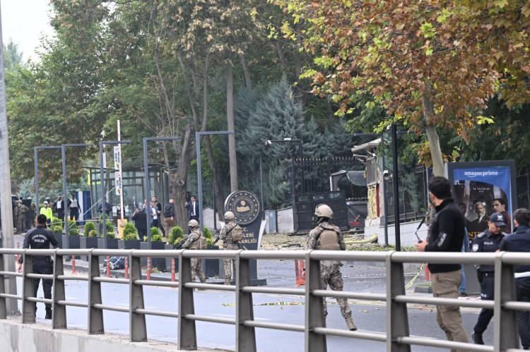 <p>İçişleri Bakanı Yerlikaya, 2 teröristin bombalı araçla saldırı girişiminde bulunduğunu açıkladı. Teröristlerden biri kendini patlattı, diğeri etkisiz hale getirildi. Açılan ateş sırasında 2 emniyet mensubu hafif biçimde yaralandı.</p>
