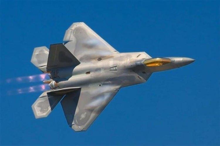 <p>ABD’li silah ve uçak üreticisi Lockheed Martin tarafından tam 147 milyon dolar maliyetle üretilen F-22, rakiplerinden oldukça farklı teknolojilere sahip bir uçak. Bu süper makine ise sadece ABD ulusal güvenliği için, Amerikan Hava Kuvvetleri'nce kullanılabiliyor. ABD hükümeti, bu uçakların kesinlikle başka bir ülkeye satışına izin vermiyor, en yakın müttefiklerine bile.</p>
