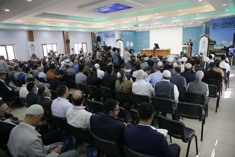 <p>Küresel sömürü sisteminin dümenini kontrol eden emperyal güçlerin fiilen veya kültürel ve zihinsel olarak işgal ettikleri İslam beldelerinin ve mazlum coğrafyaların yer altı ve yer üstü kaynaklarını talan ettiğini belirten Yapıcıoğlu, kendi öz vatanlarında kendi kaynaklarını kullanmaktan mahrum bırakılan milyonlarca Müslüman'ın açlık, kıtlık ve sefaletin pençesinde can çekiştiğini aktardı.</p>