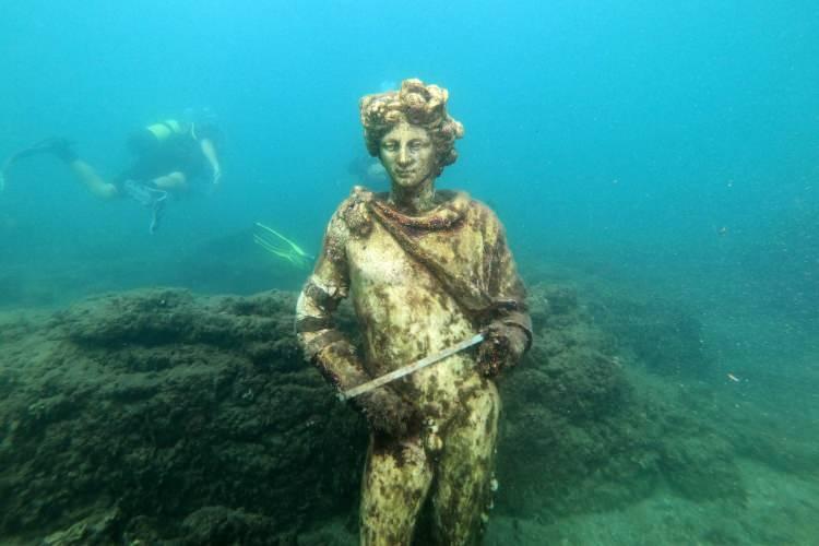 <p>Ancak Heracleion'un, muhtemelen MS 8. yüzyılda tamamen Akdeniz'in derinliklerine gömülmeden önce 'çeşitli doğal felaketler' -muhtemelen depremler ve tsunamiler- geçirdiği belirtildi.</p>
