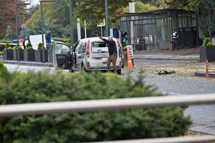<p>Başkent Ankara'da, iki terörist bombalı saldırı girişiminde bulundu. İçişleri Bakanlığı önünde gerçekleşen ve iki polisimizin yaralandığı saldırıya, spor camiası tepki gösterdi.</p>
