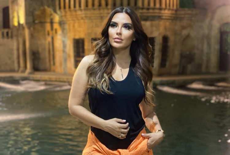 <p><span style="color:#000000"><strong>Hünel, modacı Tolga Çam imzalı üç bin cam parçasıyla işlenmiş yaklaşık 10 kilogram ağırlığındaki bir elbise giymeyi tercih etti.</strong></span></p>