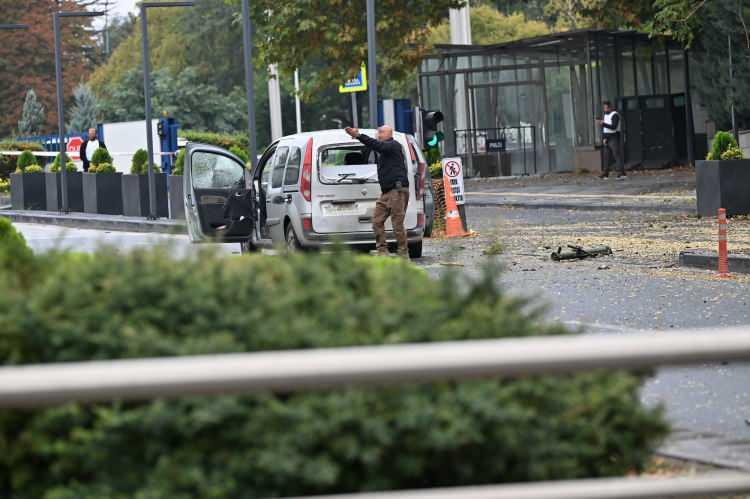 <p>Yerlikaya: "<strong>Saat 09.30 sıralarında İçişleri Bakanlığımız Emniyet Genel Müdürlüğü giriş kapısı önüne hafif ticari araçla gelen 2 terörist bombalı saldırı eyleminde bulunmuştur. Teröristlerden biri kendini patlatmış,</strong></p>
