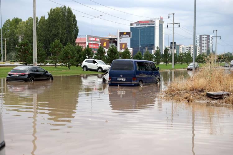 <p>Kılavuz Mahallesi'nde bulunan Yukarı Tekke Mezarlığı'nın istinat duvarı, sağanak nedeniyle yıkıldı.</p>
